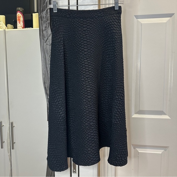 Black High Waist Skirt Midi Circle Textured Fabric Swing XS Small EUC Chic Light - Picture 8 of 8